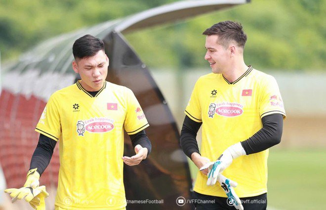 Cầu thủ cao nhất ĐT Việt Nam - thủ môn Nguyễn Filip (phải)