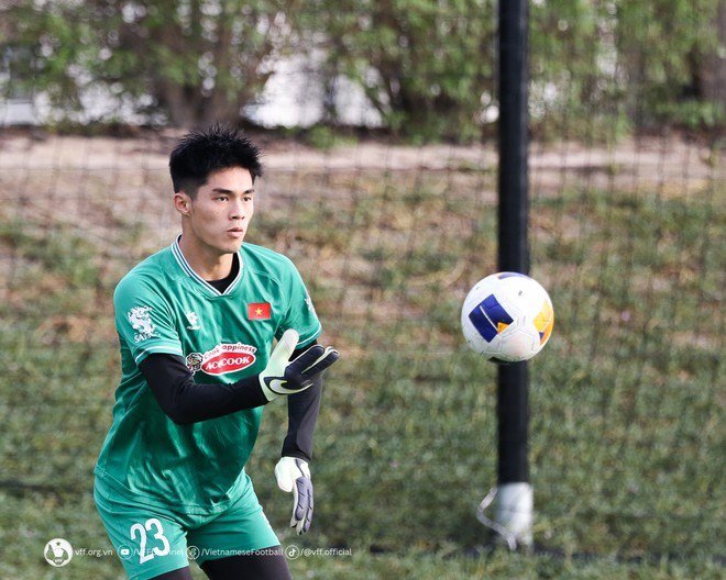 Thủ môn trẻ cao 1m91 Trần Trung Kiên