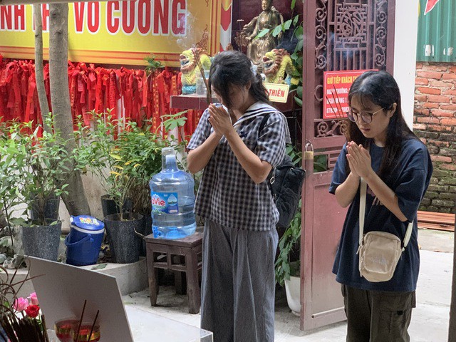 Ngoài cầu tình duyên, nhiều người cũng đến đền Mai Hoa để cầu cho gia đình bình an, mạnh khỏe.