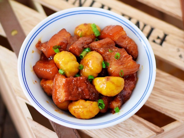Món thịt kho hạt dẻ khiến bữa cơm vừa lạ vừa “bon” miệng.