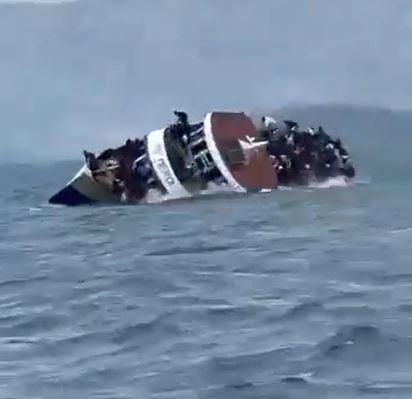 Khoảnh khắc chiếc tàu lật nghiêng trên hồ.