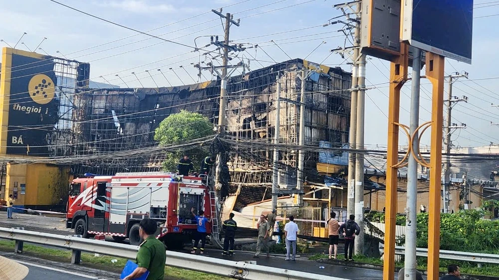 Hỏa hoạn thiêu rụi gần như hoàn toàn Điện máy Xanh ở An Giang, thiệt hại ước tính hơn 18 tỷ đồng