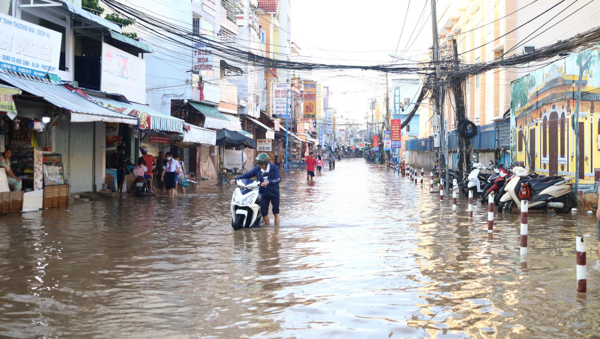 Triều cường kết hợp lũ gây ngập dữ dội ở Cần Thơ, nhiều tuyến đường thành 