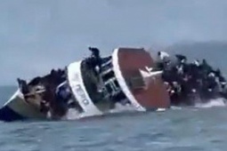 Thế giới - Clip: Khoảnh khắc lật tàu khiến ít nhất 87 người thiệt mạng