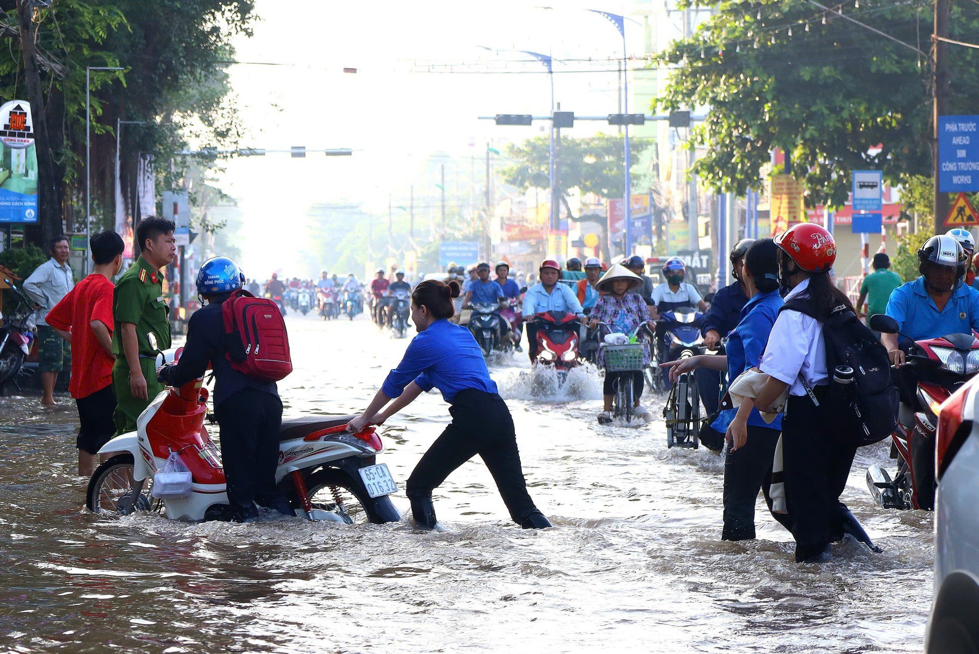 Triều cường kết hợp lũ gây ngập dữ dội ở Cần Thơ, nhiều tuyến đường thành 