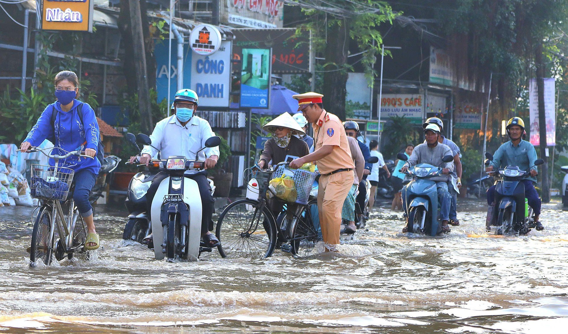 Triều cường kết hợp lũ gây ngập dữ dội ở Cần Thơ, nhiều tuyến đường thành 