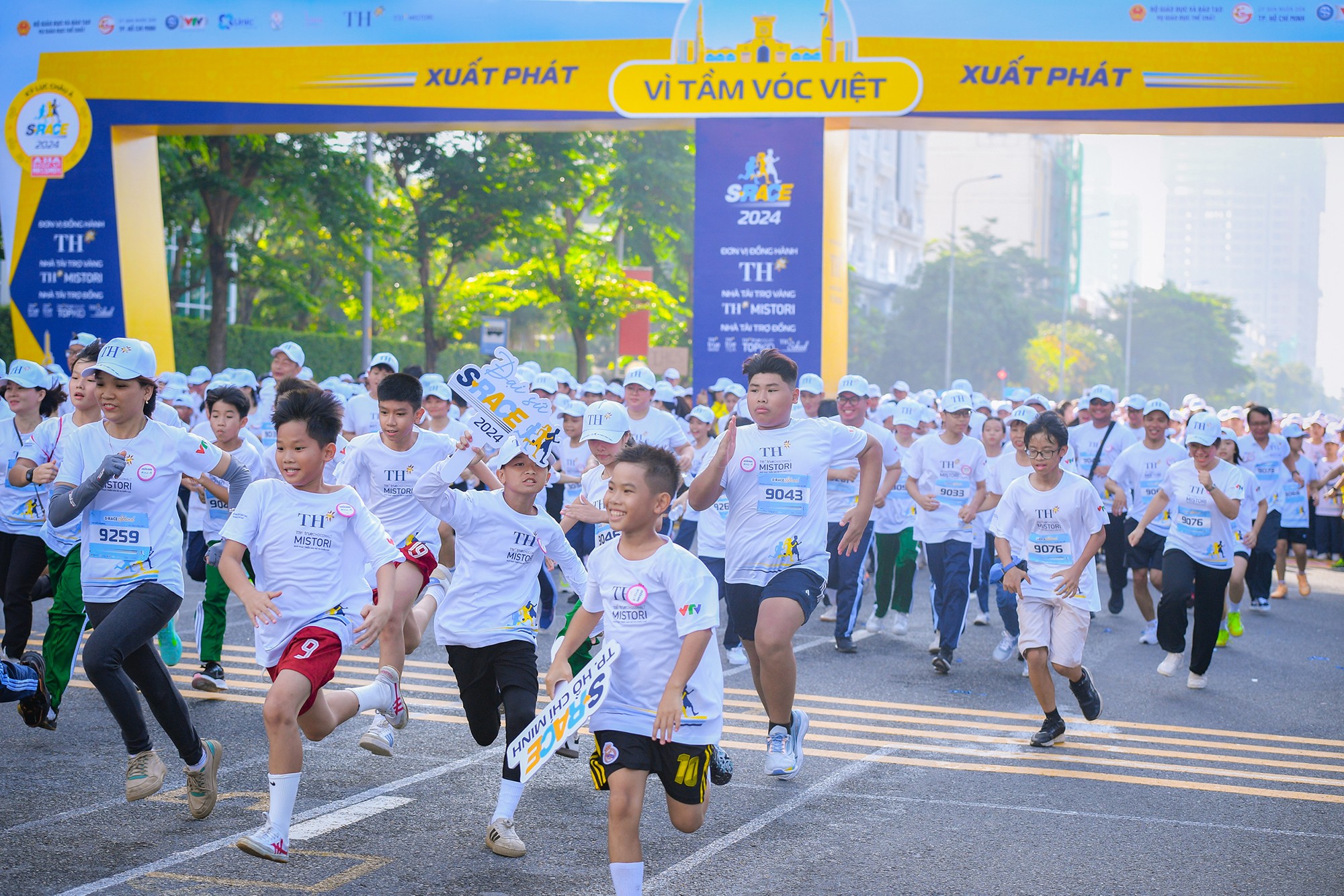 Thầy - trò tự tin chinh phục đường chạy S-Race