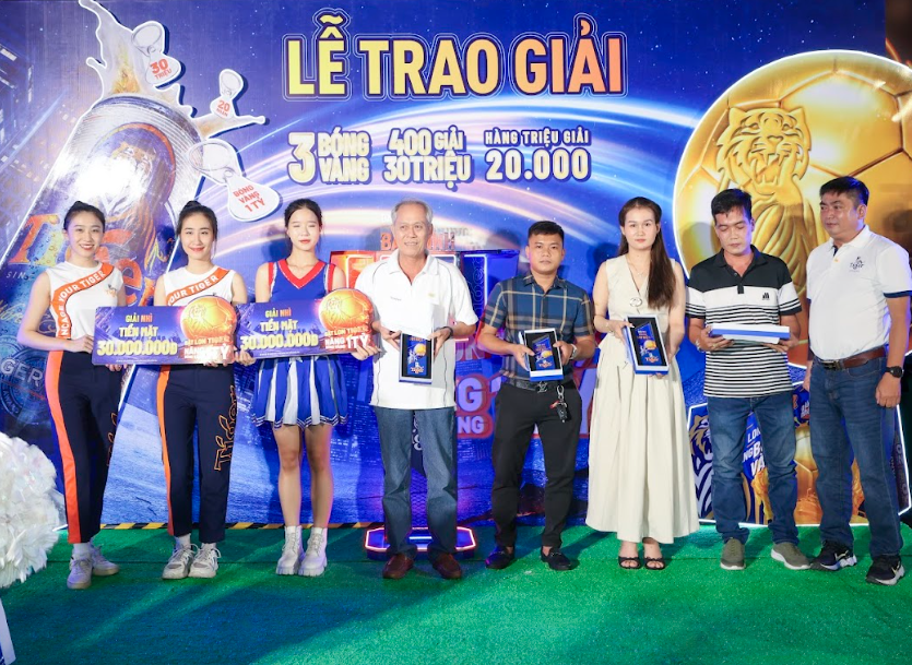 Cũng tại sự kiện, giải thưởng trị giá 30 triệu đồng cũng đã được trao tặng tận tay cho những khách hàng may mắn trúng giải Nhì.