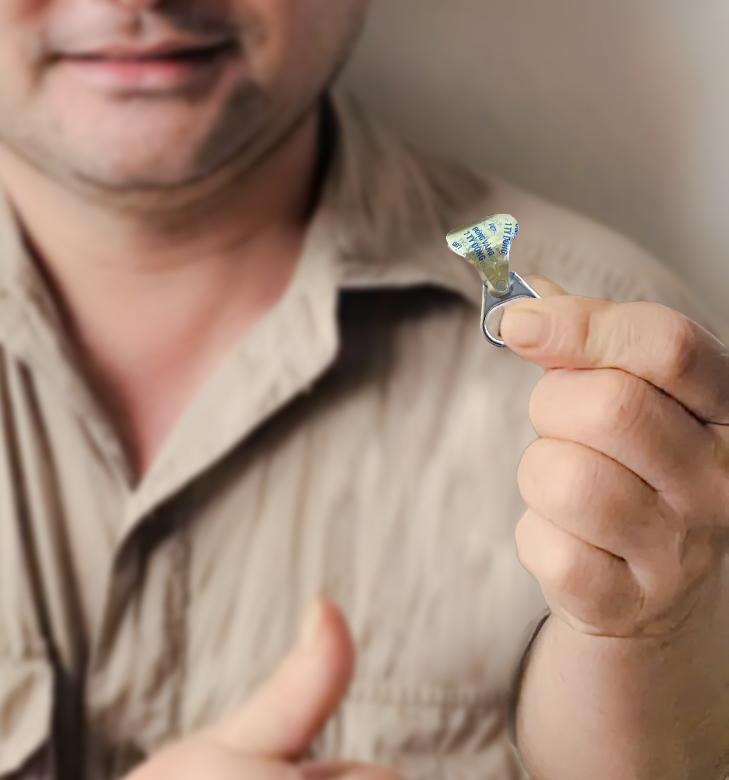 Anh Năn không thể giấu được niềm vui sướng khi cầm chiếc nắp lon nhỏ nhắn mang giá trị 1 tỷ đồng trên tay.