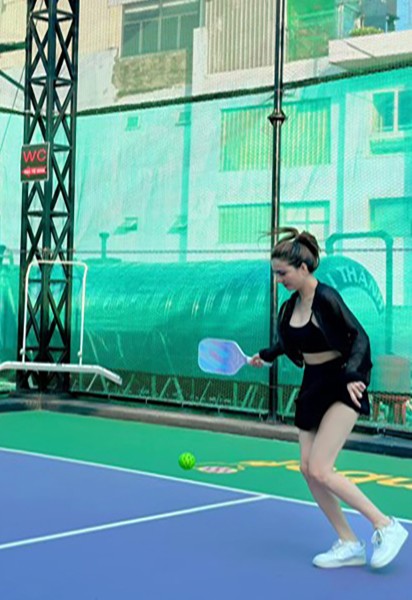 Mặc áo hai dây chơi pickleball, em gái Công Vinh bị phản ứng.