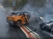 Media - Clip: Vượt xe tải, ô tô mất lái đâm trúng 2 phương tiện khác