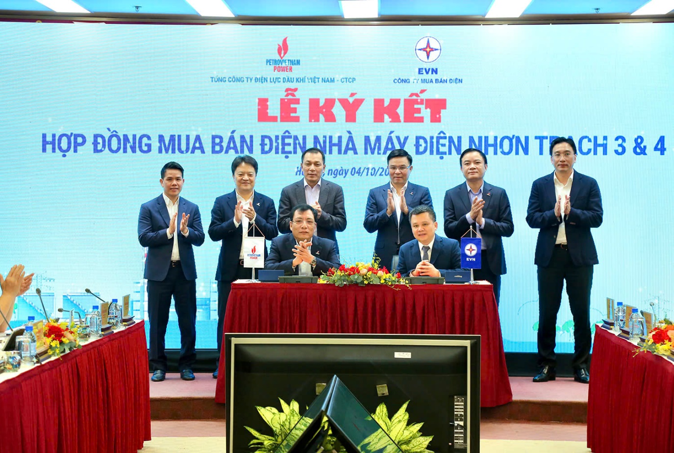 Ông Lê Như Linh, Tổng Giám đốc PV Power và ông Lê Khắc Hưng, Giám đốc EVNEPTC ký kết Hợp đồng PPA Nhà máy điện Nhơn Trạch 3&amp;4.