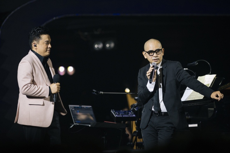 Lam Trường được ban tổ chức live concert Có đôi lần giữ kín đến phút chót. Khoảnh khắc anh Hai bước ra sân khấu với bản hit của Đức Trí khiến 4.000 khán giả ở Nhà thi đấu không ngừng vỗ tay, reo hò. Trước khi biểu diễn, Đức Trí lần đầu chia sẻ nguồn cảm hứng để anh sáng tác ca khúc Katy Katy gắn liền tên tuổi Lam Trường. Đây cũng là lần đầu Đức Trí tiết lộ nguyên mẫu cô gái " em đẹp nhất khi em cười" như lời bài hát.