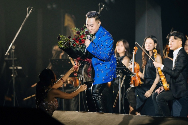 Tại concert, Trung Quân được Đức Trí giao thể hiện những bản nhạc chưa từng được nam nhạc sĩ công bố. Loạt ca khúc mới Tựa như ánh sao, Dù anh đã biết, Và mùa đông đến được thể hiện mượt mà với giọng cao đặc trưng của Bướm Mặt Trăng. Đức Trí và Trung Quân có mối quan hệ thân thiết. Live concert trước đó của Trung Quân là 1589 và 1689 đều do Đức Trí đảm nhận vai trò giám đốc âm nhạc.