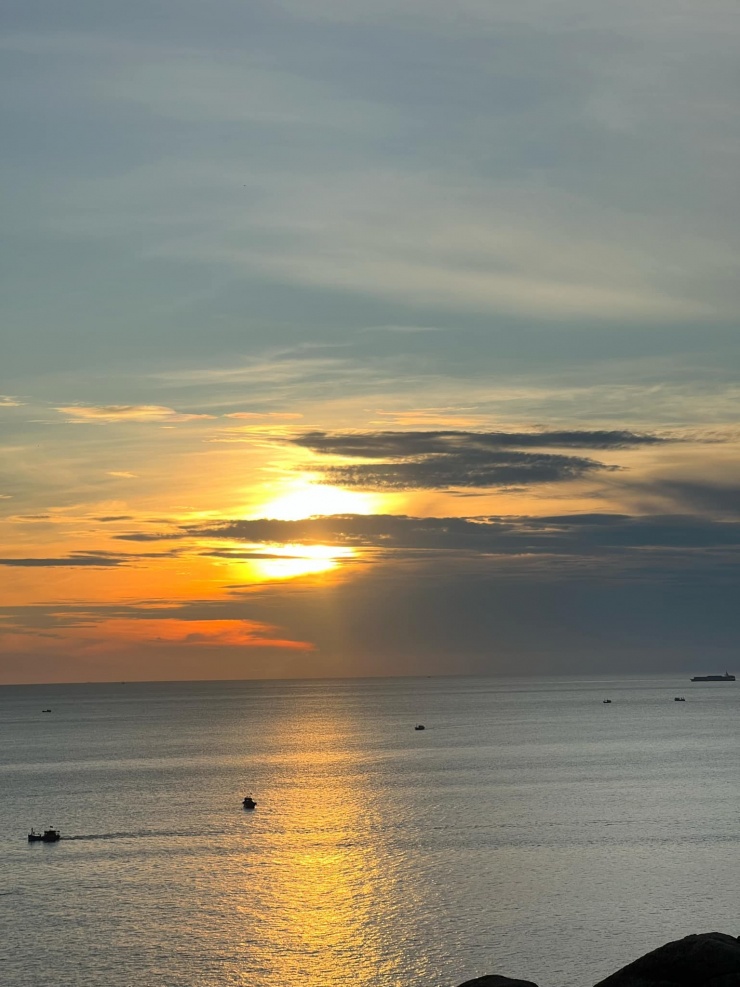 Chiêm ngưỡng khoảnh khắc của đất trời, biển cả hòa vào nhau.