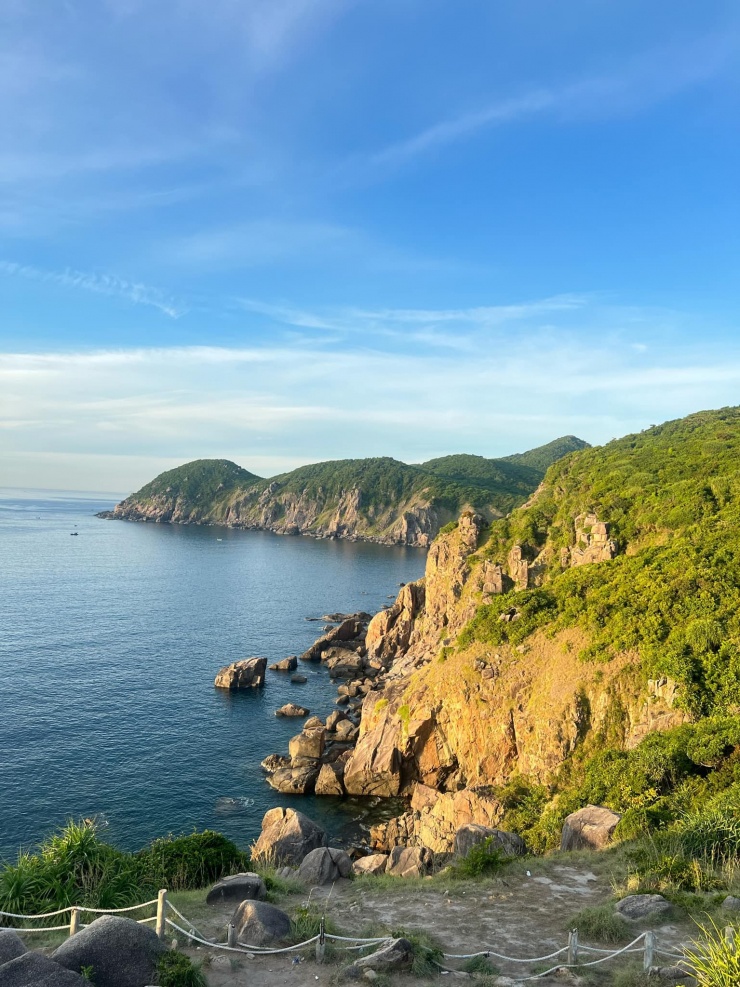 Du khách mê mẩn ngắm cảnh đẹp ở Phú Yên.