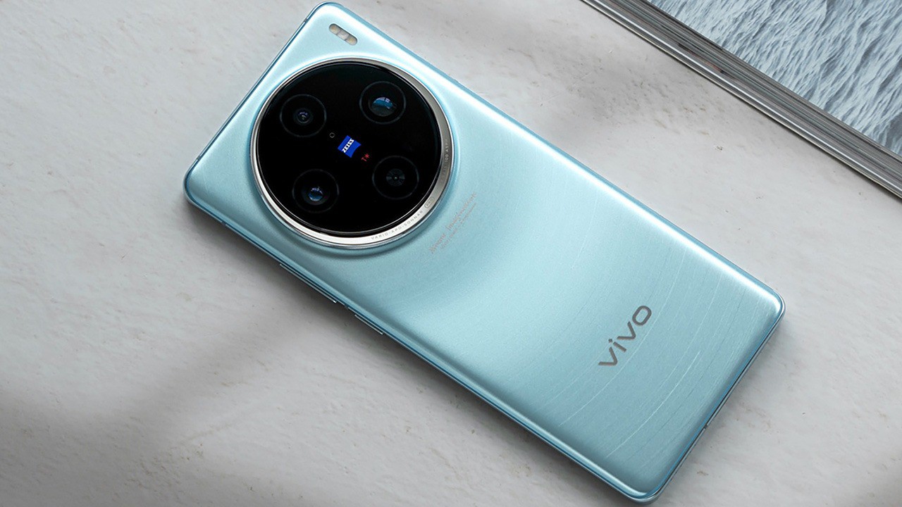 Vivo X200 Pro Mini lộ diện ảnh trên tay với thiết kế cụm camera độc đáo - 1