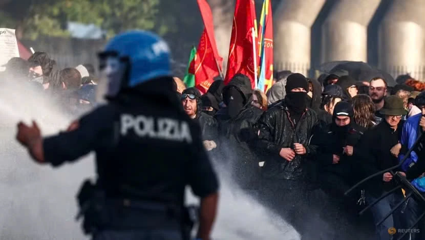 Cảnh sát đã bắn hơi cay và vòi rồng khi đụng độ người biểu tình ở Rome (Ý) trước thềm tròn một năm xung đột Israel-Hamas. Ảnh: REUTERS