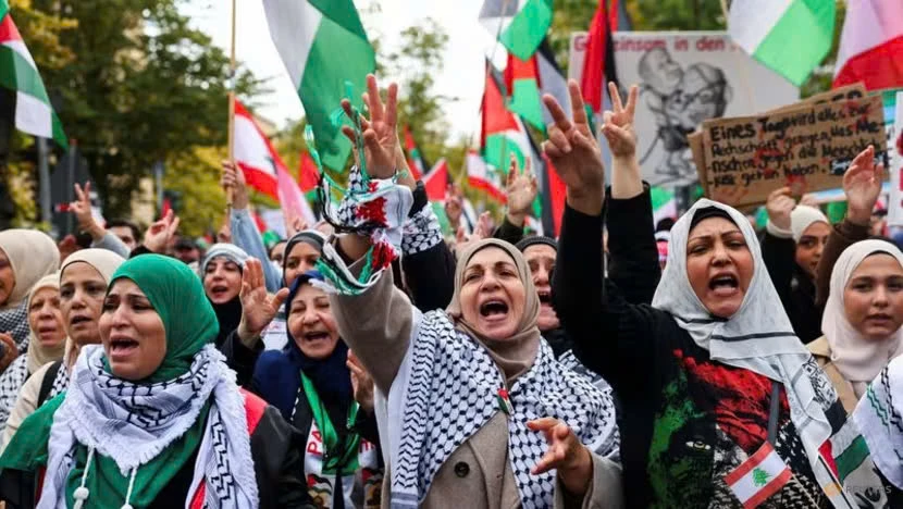 Đám đông biểu tình tràn xuống đường ở thủ đô Berlin (Đức) trước thềm tròn một năm xung đột Israel-Hamas. Ảnh: AFP