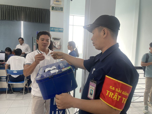 Đua nhau săn vé tàu Tết: Hơn 20.000 vé được bán ra trong sáng đầu mở bán