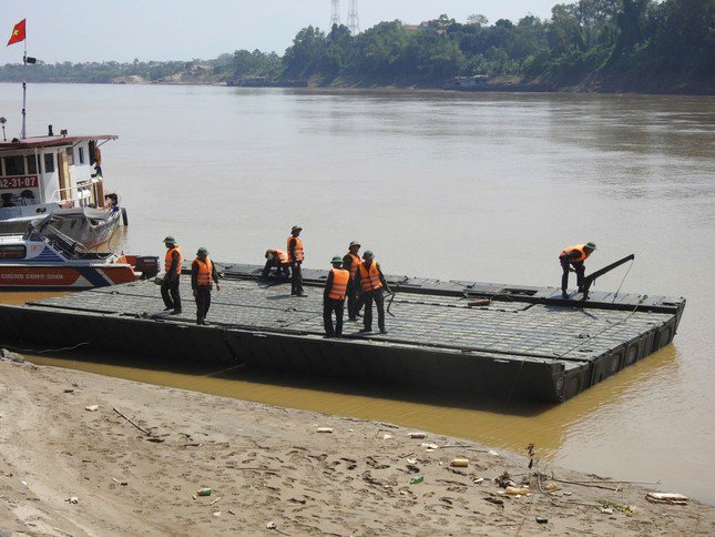 Cầu Phao Phong Châu Thông Xe Trở Lại Sau Khi Mực Nước Sông Hồng Ổn Định