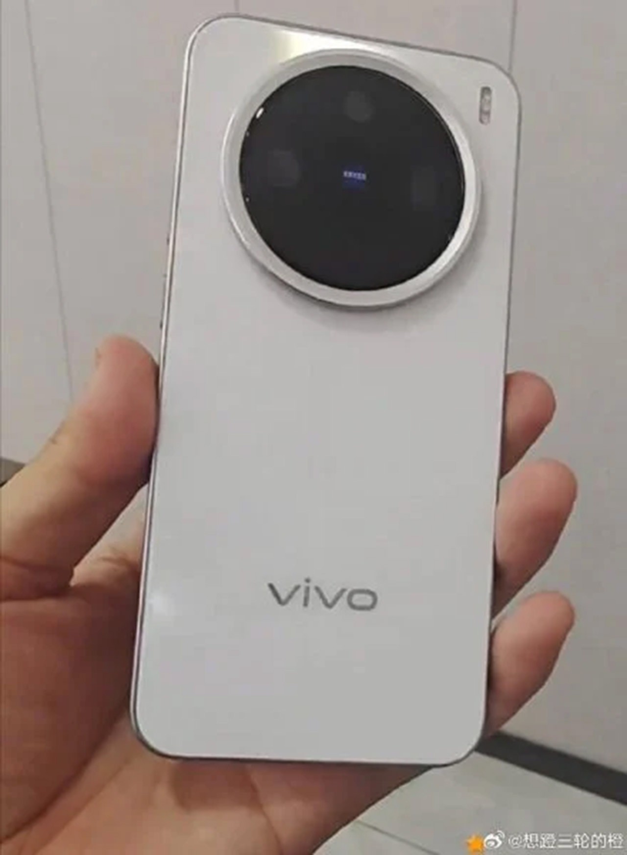 Vivo X200 Pro Mini lộ diện ảnh trên tay với thiết kế cụm camera độc đáo - 2