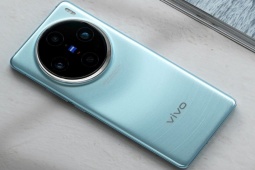 Vivo X200 Pro Mini lộ diện ảnh trên tay với thiết kế cụm camera độc đáo