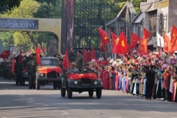 Tin tức trong ngày - Hàng nghìn người tái hiện hình ảnh Hà Nội ngày 10/10/1954