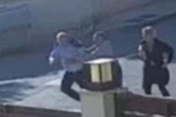 Media - Clip: Đang đi bộ, người đàn ông bị cướp chiếc đồng hồ trị giá 2,1 tỷ đồng