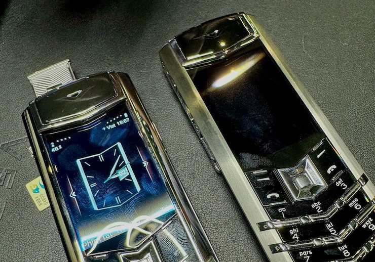 Chiếc Vertu không rõ nguồn gốc vẫn hiện cột báo 4G dù không gắn sim.