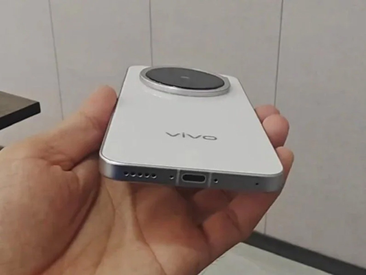 Vivo X200 Pro Mini lộ diện ảnh trên tay với thiết kế cụm camera độc đáo - 4