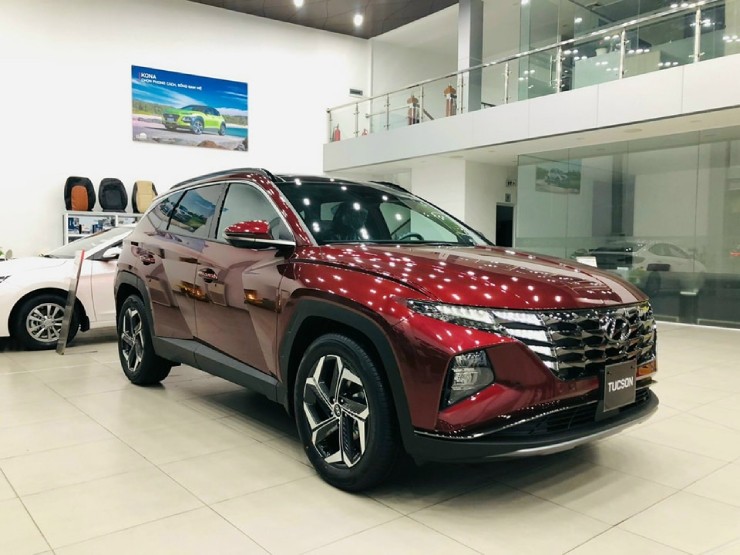 Hyundai Tucson, một dòng SUV nổi tiếng ở Việt Nam, hiện đang được phân phối với 4 phiên bản khác nhau và nhiều màu sắc tùy chọn. Ảnh: Tucson mới bản màu đỏ tía. 
