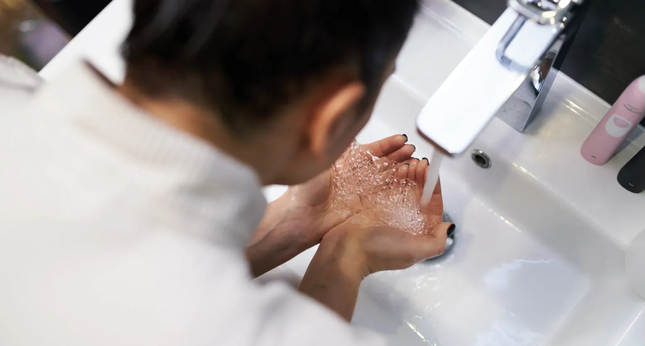 Ban đêm, da không tiếp xúc với nhiều tác nhân bên ngoài (như phấn hoa, khói bụi, trang điểm) nên hầu như không có gì cần làm sạch quá mức vào buổi sáng.
