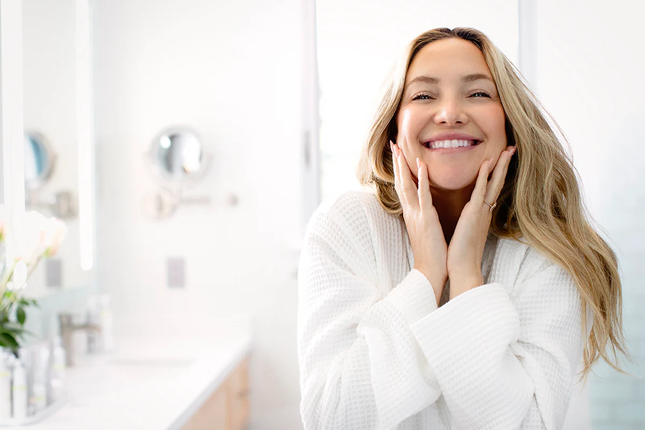 Nữ diễn viên Kate Hudson đã thú nhận với tạp chí Allure rằng cô không còn rửa mặt quá kỹ vào buổi sáng nữa vì làn da nhạy cảm của cô không chịu được nước nóng và sữa rửa mặt.