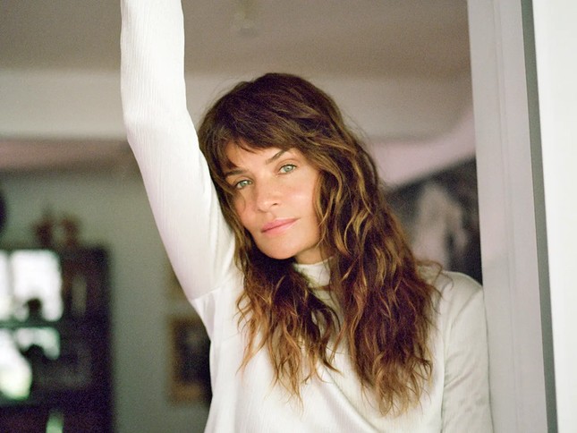 Helena Christensen và nhiều người đã thay đổi thói quen chăm sóc da của mình bằng cách bỏ bước rửa mặt buổi sáng để thấy sự thay đổi tích cực ở làn da.