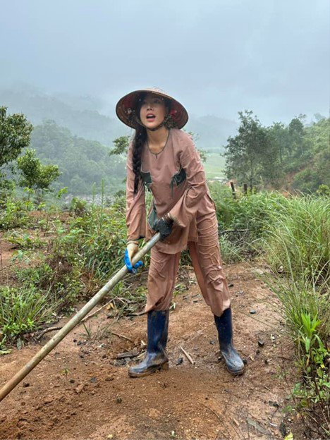 Hoàng Y Nhung cho biết, hiện tại, cô tu tại gia và sống ở Măng Đen cùng bố mẹ.