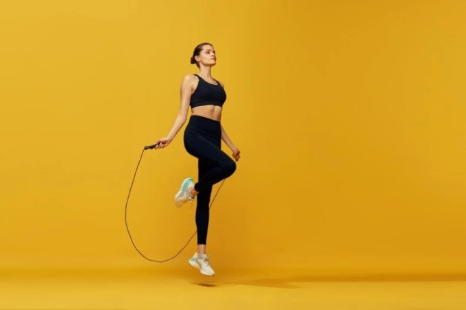 10 phút nhảy dây được cho là có khả năng đốt cháy calo ngang với chạy bộ nửa giờ.