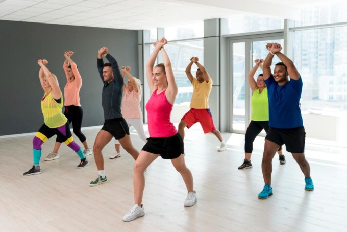 Aerobic là các bài tập chuyển động phối hợp nhịp nhàng giữa tay chân, hông, mông, eo trên nền nhạc sôi động, nhờ đó vừa đem lại hiệu quả đốt cháy calo dư thừa, vừa giải tỏa căng thẳng.