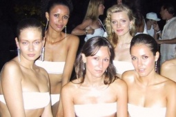 Đời sống Showbiz - Mẹ ông trùm bị bắt cầu cứu