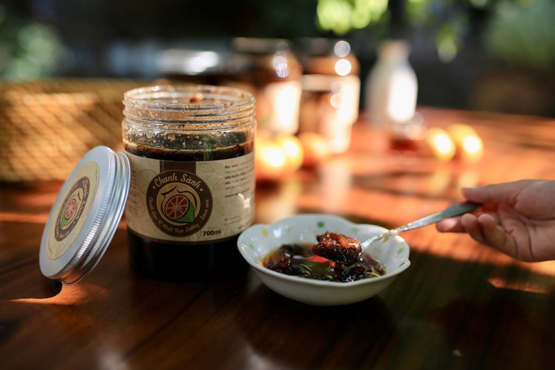Những nguyên liệu quen thuộc như chanh, muối, mật ong, kết hợp với bí quyết ủ chum sành cổ truyền tạo nên sản phẩm Chanh Sành