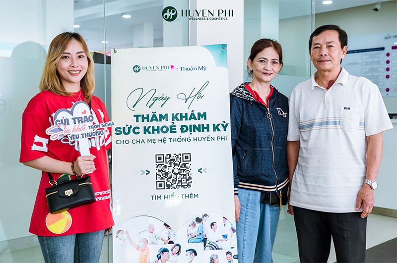 Gia đình nhà phân phối vui tươi tại chương trình khám sức khỏe miễn phí khu vực miền Nam.