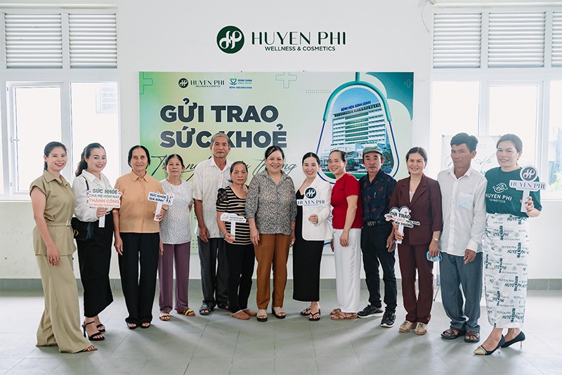 Khoảnh khắc ý nghĩa tại chương trình khám sức khỏe miễn phí cho cha mẹ các nhà phân phối, do Huyền Phi tổ chức tại miền Trung.