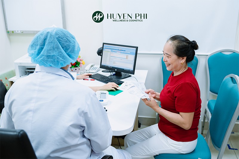 Các bậc cha mẹ được thăm khám chu đáo tại các đơn vị y tế do Huyền Phi lựa chọn cộng tác.