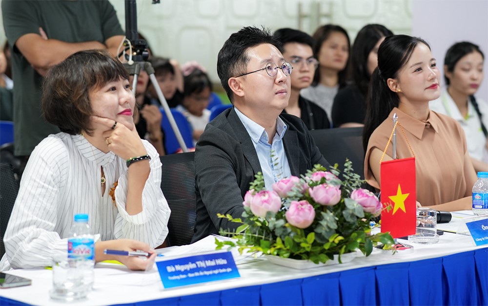 Bộ 3 giám khảo, từ trái sang: Bà Nguyễn Thị Mai Hữu (Trưởng Ban - Ban Đề Án Ngoại ngữ Quốc gia); Ông Kim Min Woo - Chuyên gia phát triển giáo dục, Nhà sáng lập &amp; Giám đốc điều hành Hodoo Labs; Bà Nguyễn Minh Trang - Đại sứ thương hiệu Betia English, MC, Biên tập viên của Đài Truyền hình Việt Nam, Giám đốc công ty Mầm nhỏ.