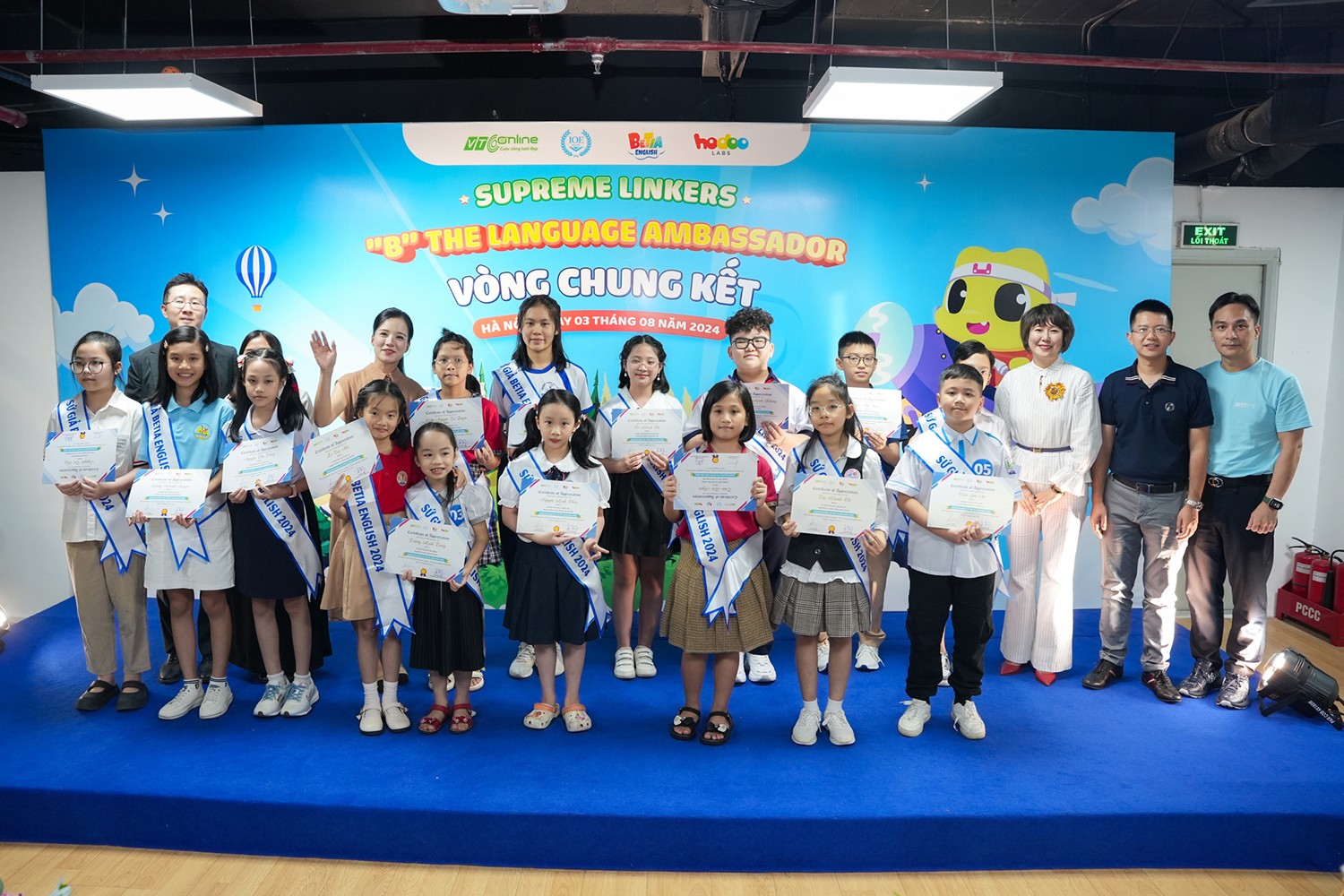 Top 15 sứ giả Betia English chụp hình lưu niệm cùng Ban giám khảo và lãnh đạo VTC Online.&nbsp;