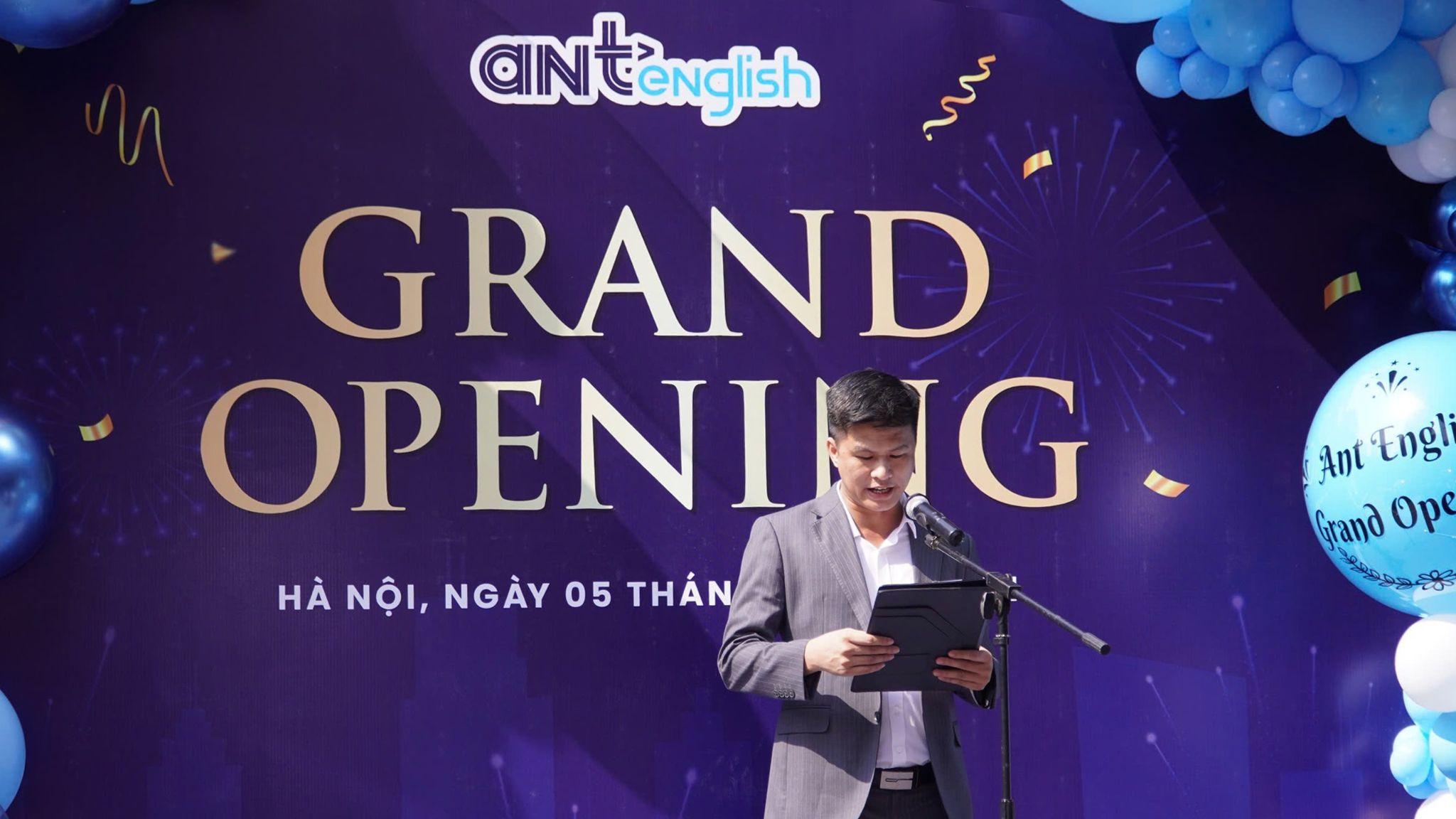 Ông Nguyễn Văn Khải đại diện Ant English phát biểu trong Lễ khai trương