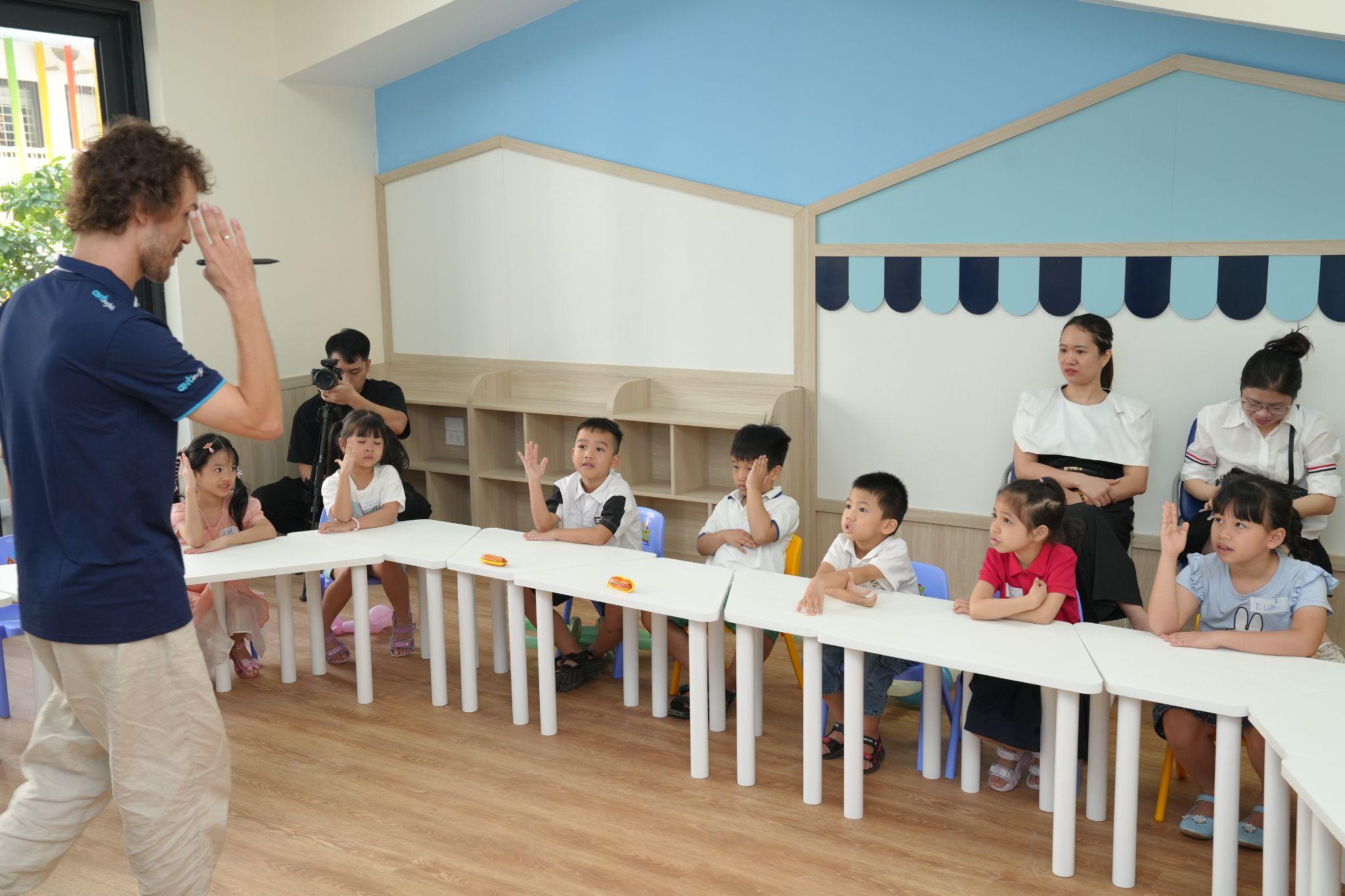 Các bạn nhỏ tham gia trải nghiệm lớp học của Ant English cùng giáo viên nước ngoài.