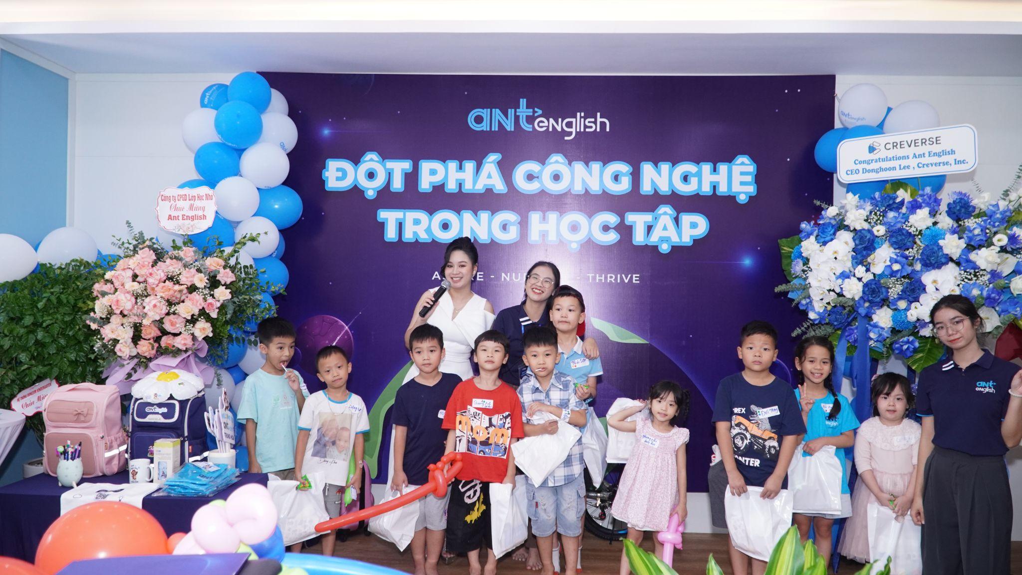 Buổi lễ khai trương và trải nghiệm của Ant English thu hút đông đảo sự tham gia của nhiều phụ huynh cùng các con