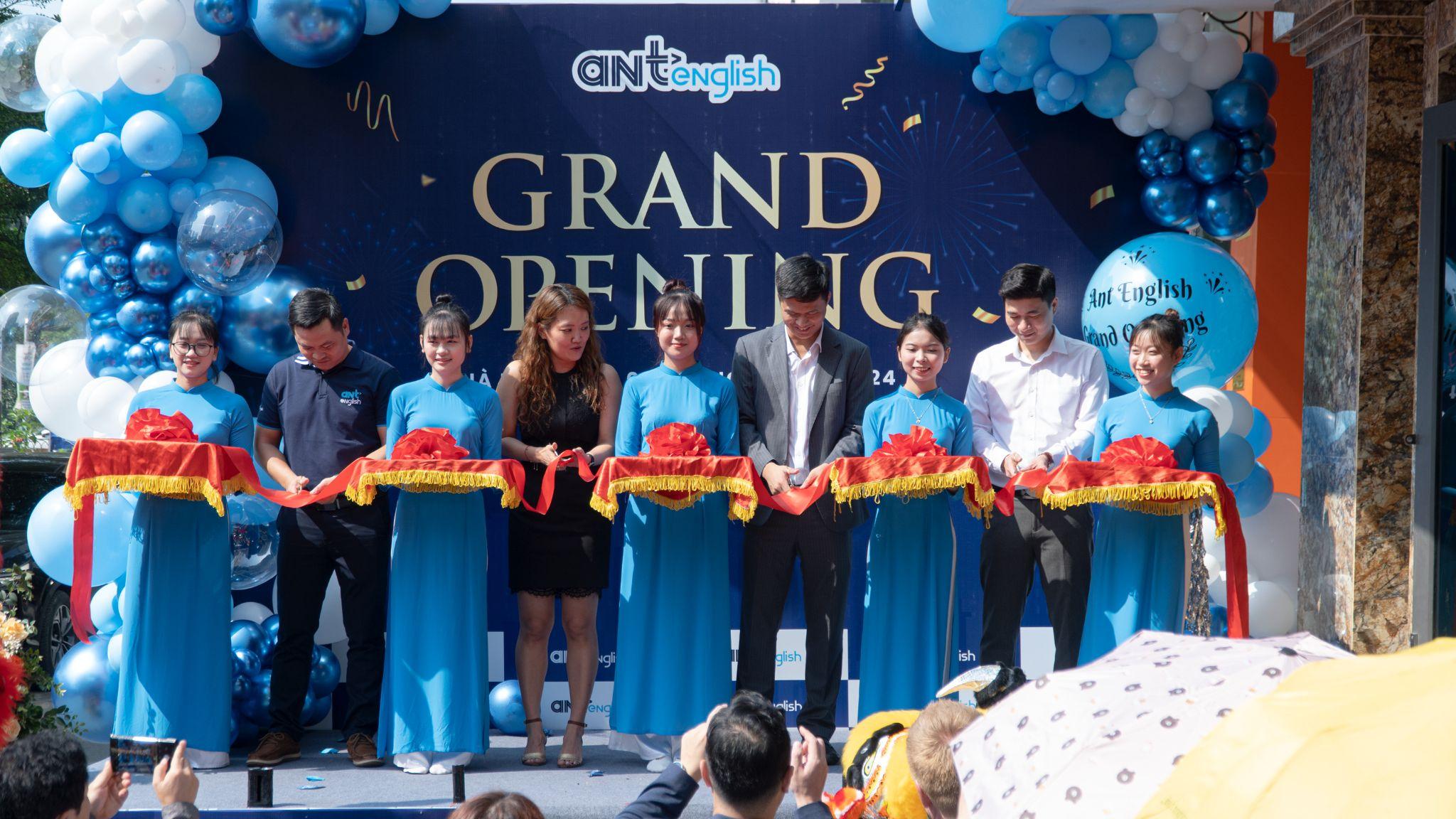 Ông Nguyễn Văn Khải - Đại diện Ant English cùng đối tác cắt băng tại lễ khai trương