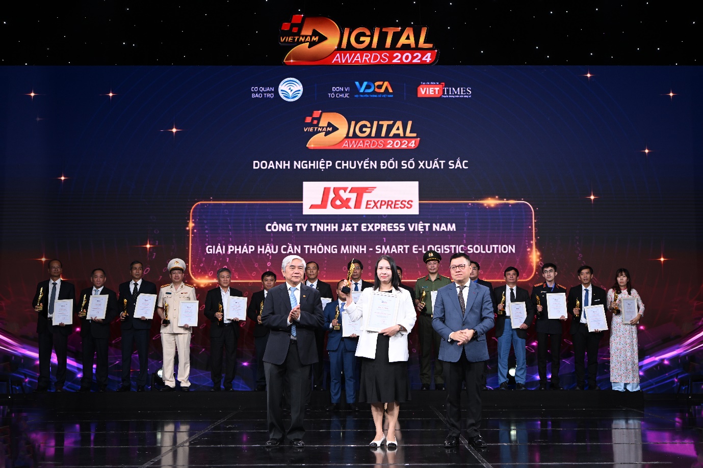 Đại diện J&T Express nhận cup vinh danh tại Vietnam Digital Awards 2024.